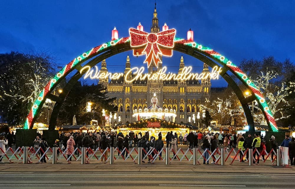 Վիեննայի Christkindlmarkt ամանորյա տոնավաճառը Ռատհաուսի դիմաց
